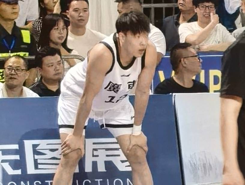 开云体育-体操巡回赛焦点战：云贵迅豹队大胜蓬莱巨龙队，外线火力全开。防守强度拉满的简单介绍