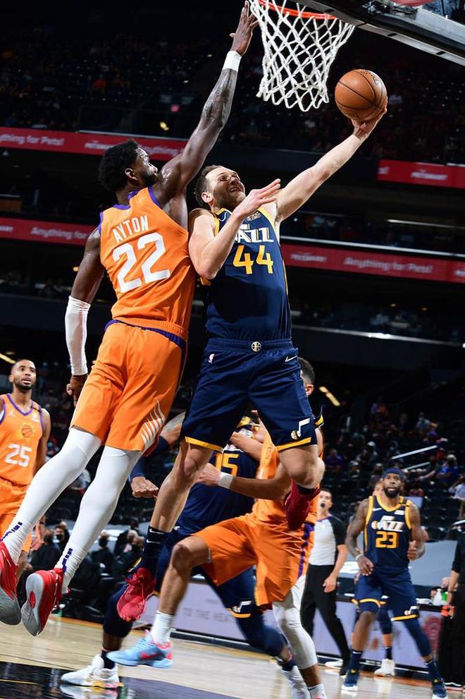 Kaiyun- 菲尼克斯太阳训练开放日，加时末段完成体检引欢呼，NBA总决赛在即，身体对抗强度拉满